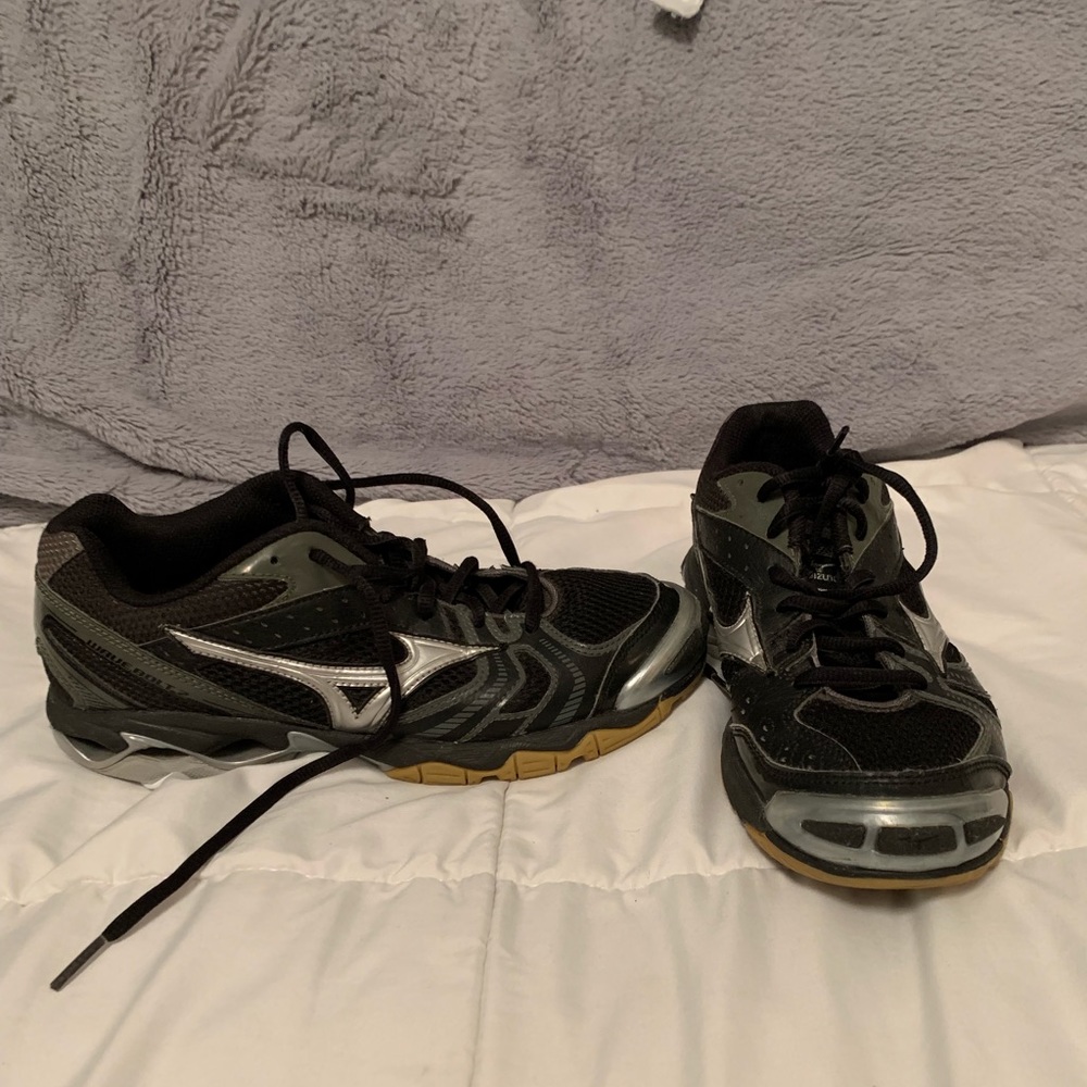 mizuno volleyball shoes size 8